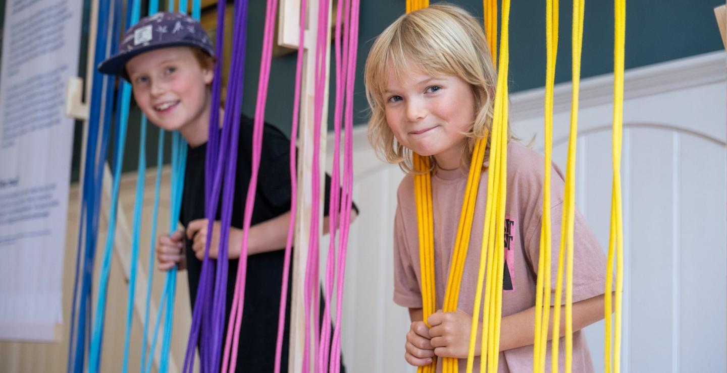 Kinderen hangen in gekleurde touwen bij museum Muzee in Scheveningen