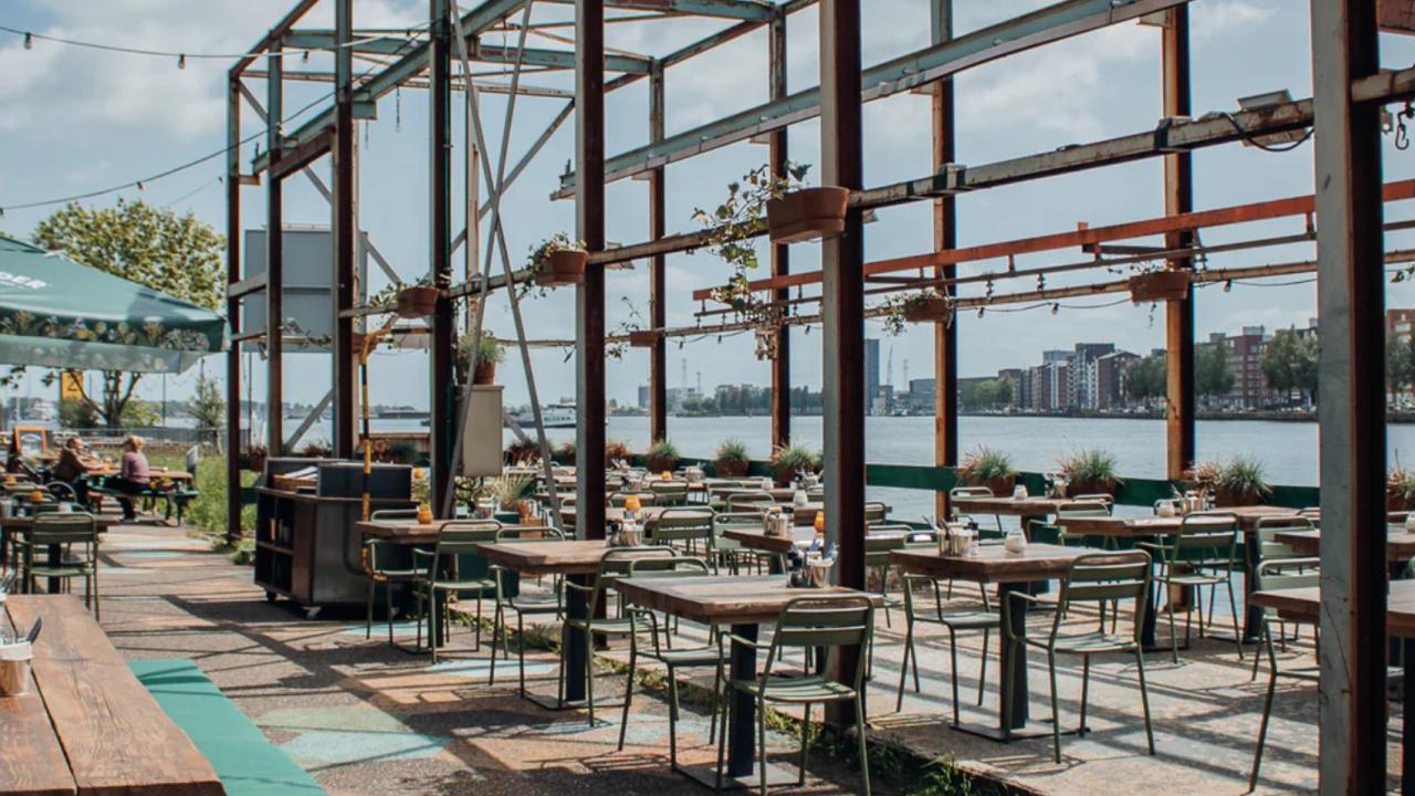 Buitenterras aan het water van Lowlander Botanical Bar & Restaurant
                