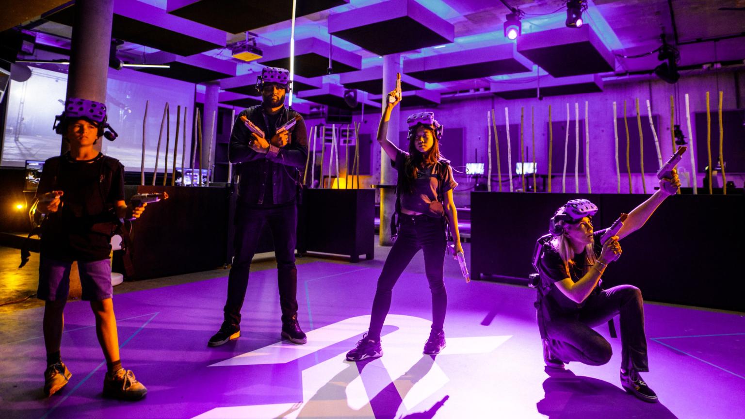 Familie met VR-headsets tijdens een Free Roaming VR-ervaring bij A’DAM VR