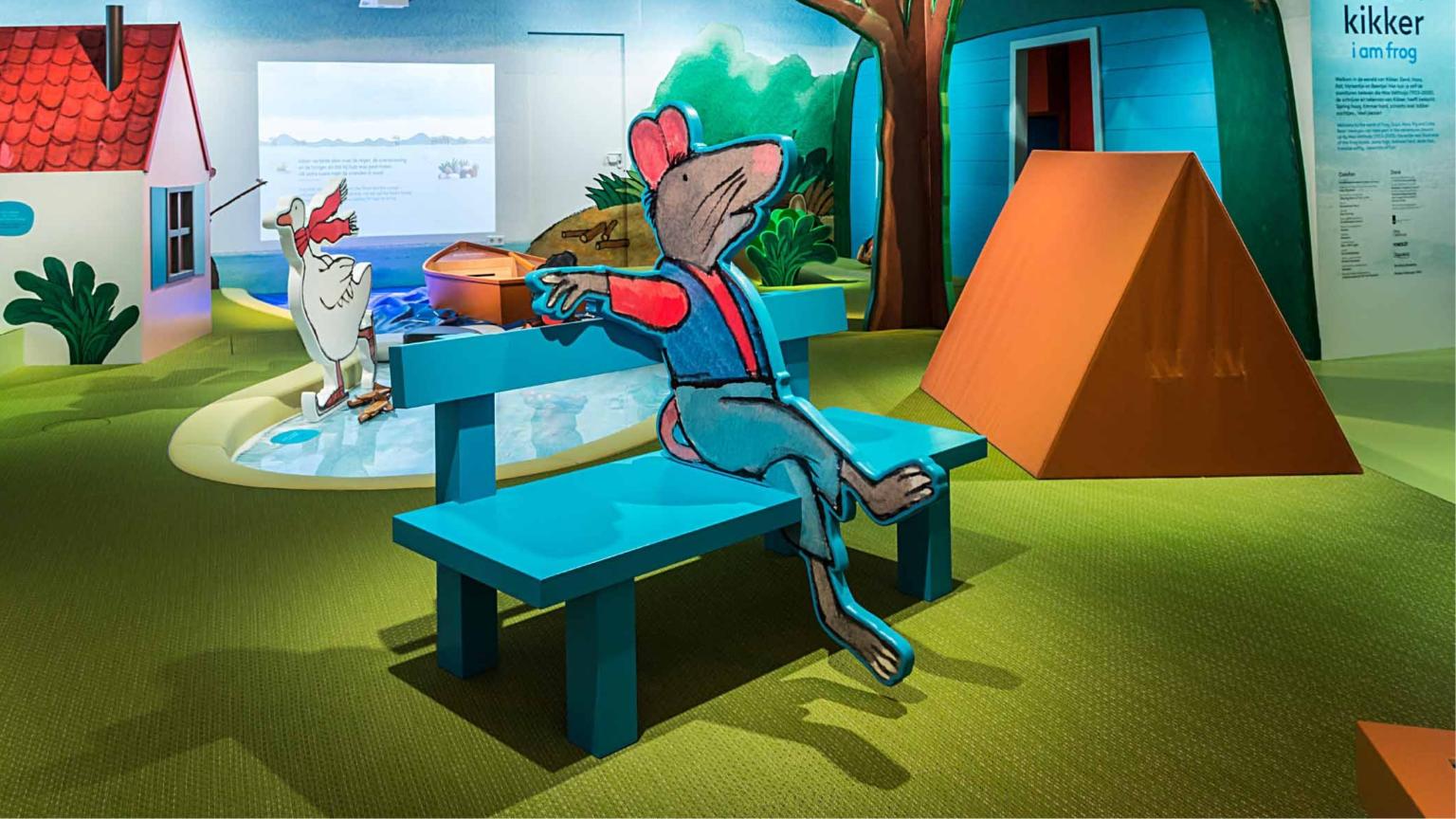 Muis uit het verhaal van kikker op een bankje in het kinderboekenmuseum