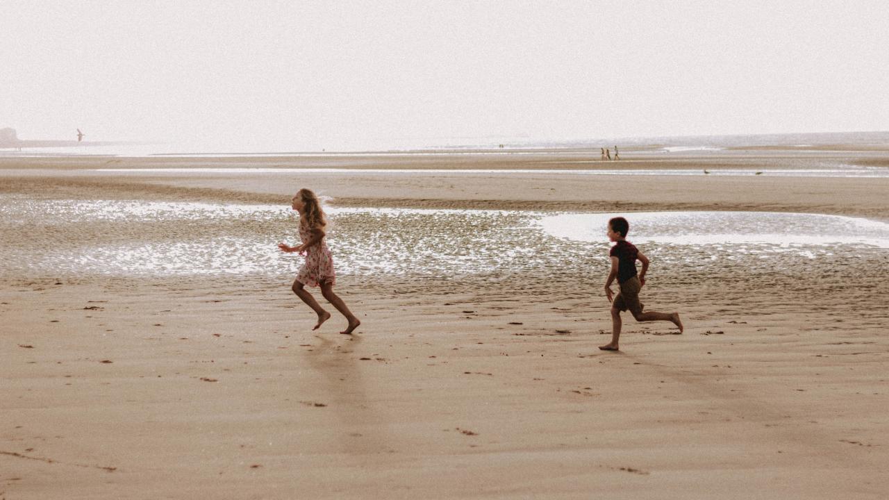 Kinderen rennen op het strand van Scheveningen
                