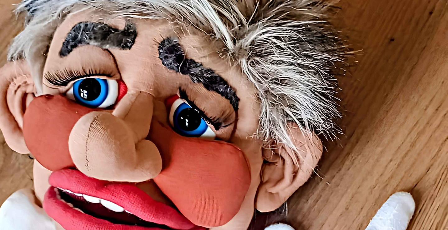 Twee kleurrijke reuzenpoppen van Jaapje en Cajanus