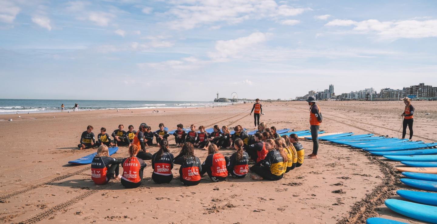 Kinderen krijgen instructies op Surfkamp Hart Beach in Scheveningen