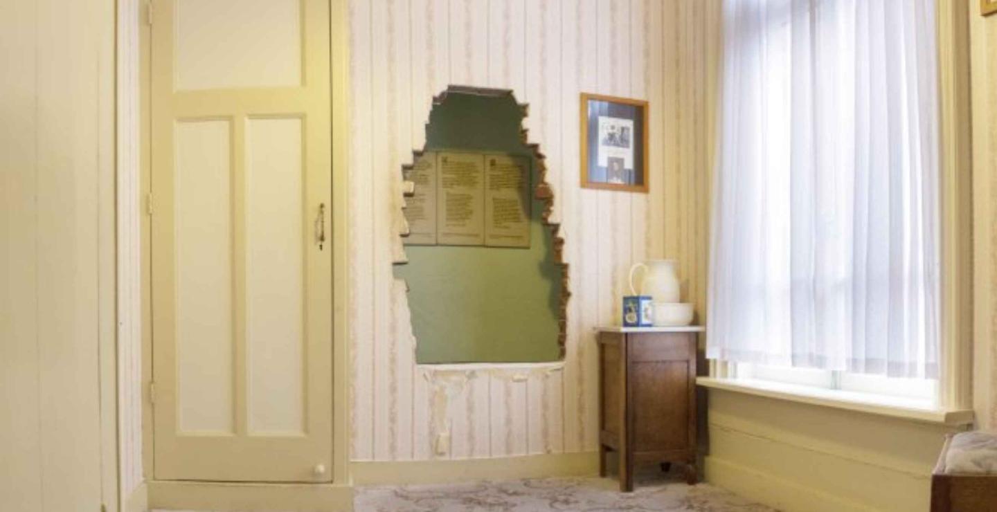 Verborgen ruimte achter een muur in het Corrie ten Boomhuis