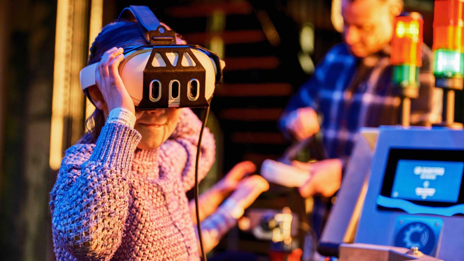 Kind met VR-bril ontdekt technologie tijdens de interactieve chocoladefabriek ervaring