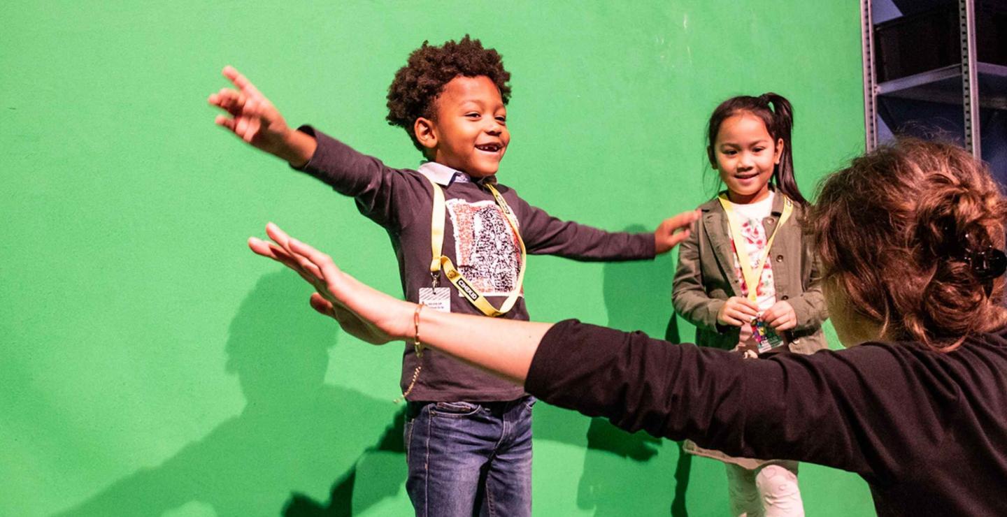 Kinderen acteren voor een groen scherm tijdens Spring in de film