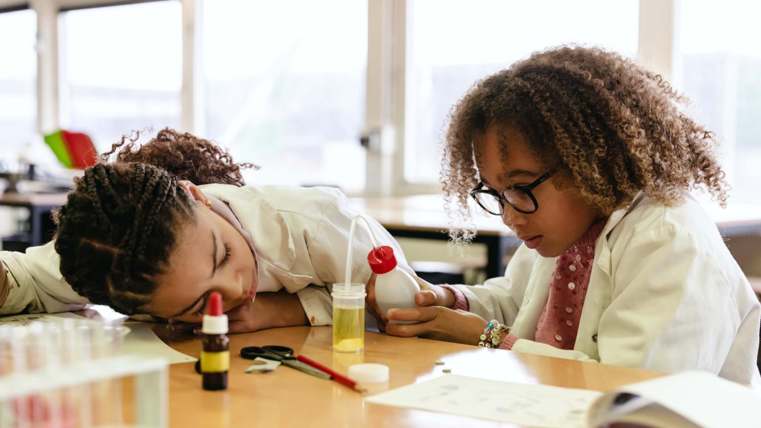 Twee kinderen doen samen een wetenschappelijk experiment tijdens een leerzame activiteit
