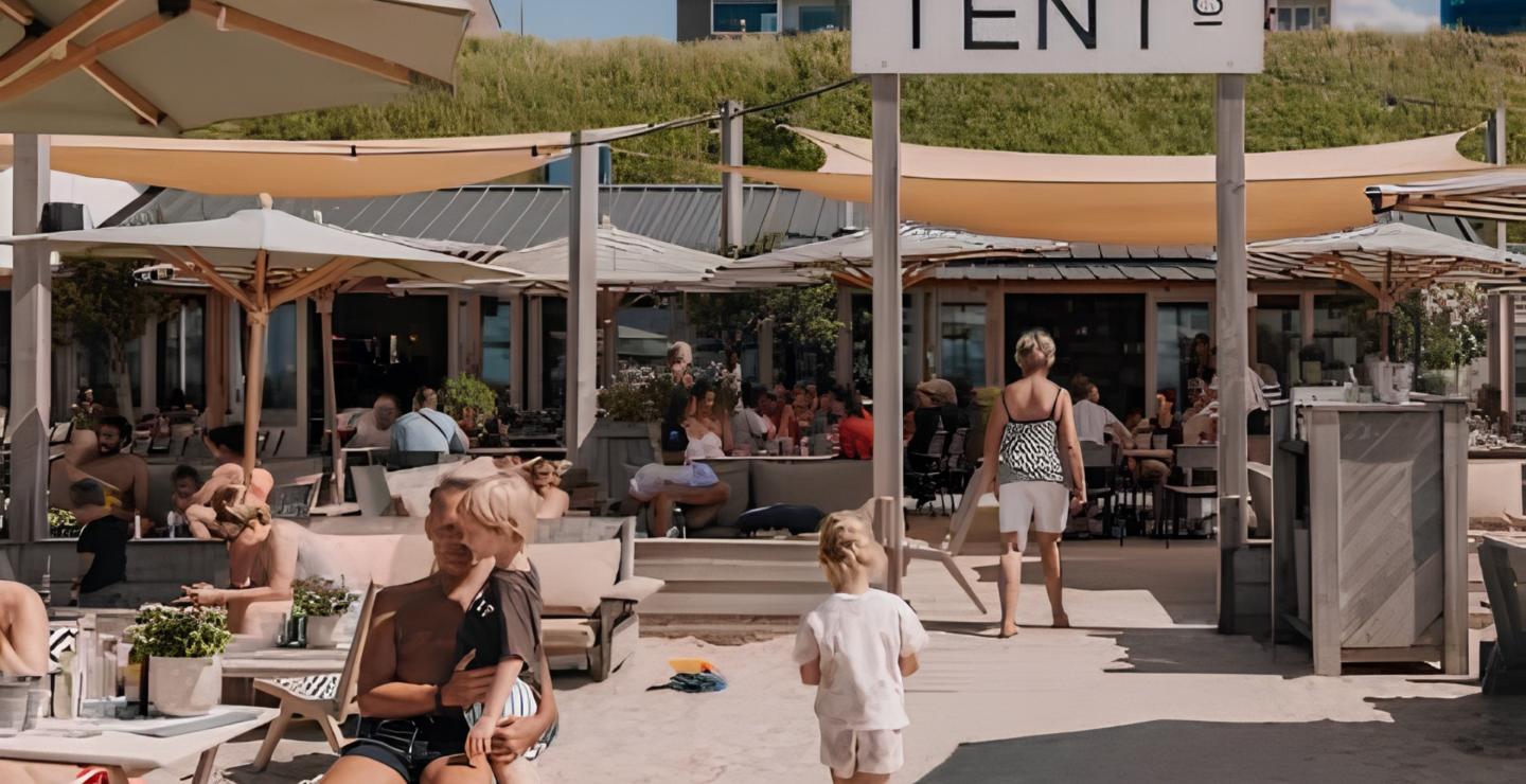 Families are sitting on the terrace at the beach bar Tent6 in Zandvoort
