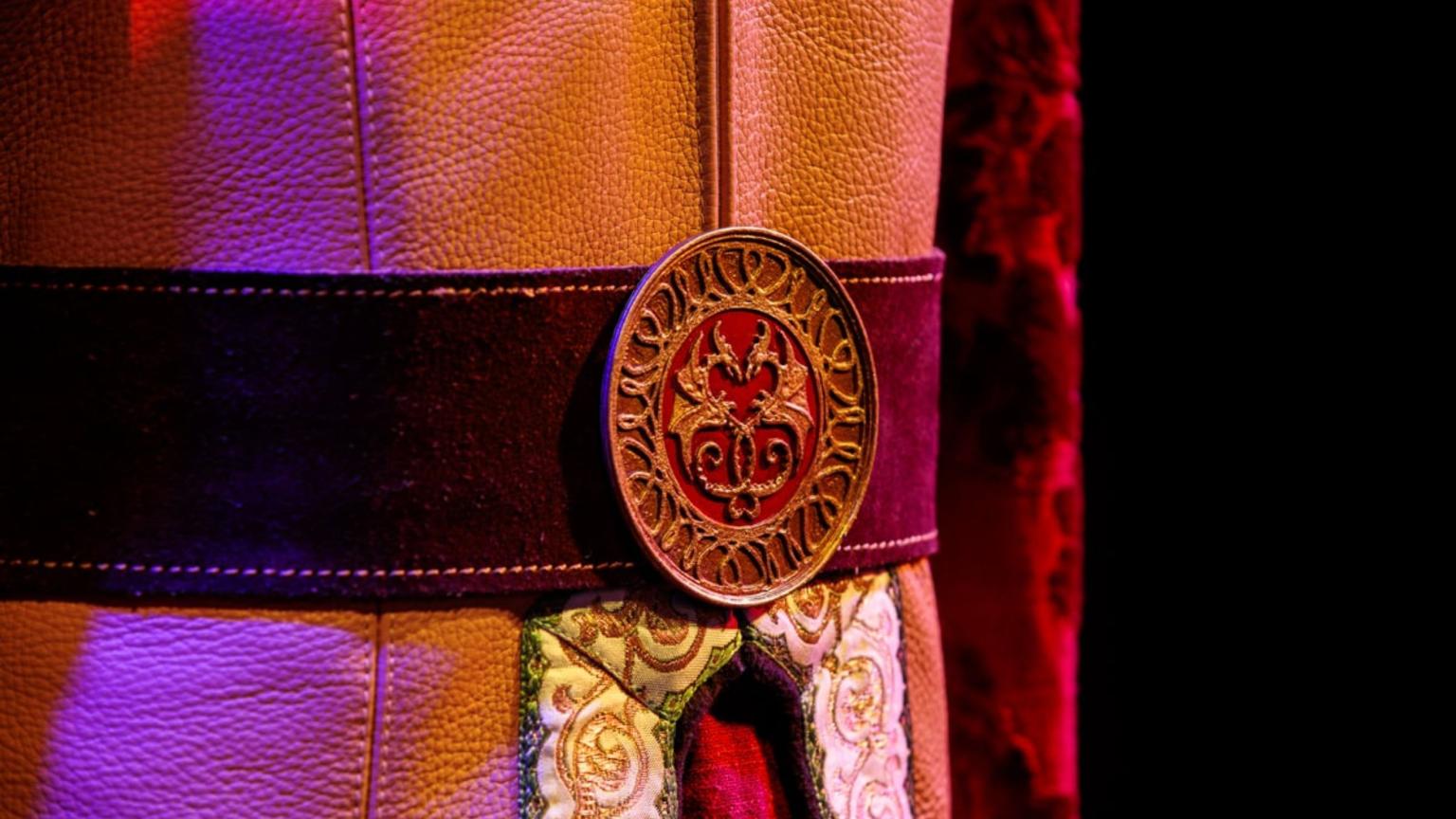 Close-up van de riemgesp en details van een middeleeuws kostuum uit Joris en de Draak – De Musical,