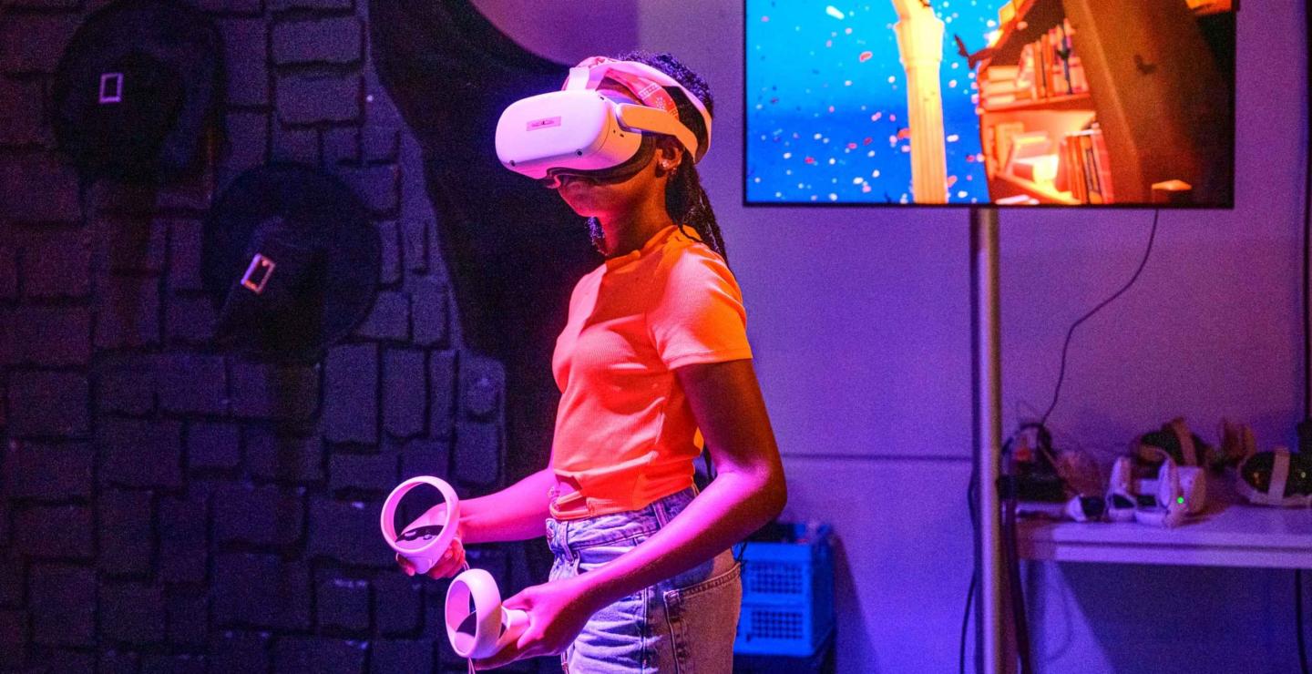 Kind speelt een virtualrealitygame met twee controllers