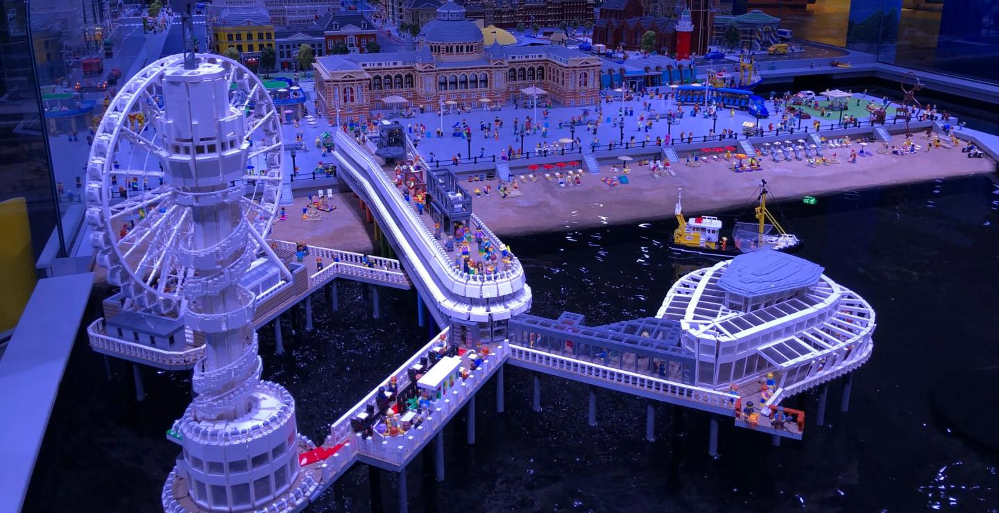 De pier van Scheveningen gebouwd van legoblokjes
