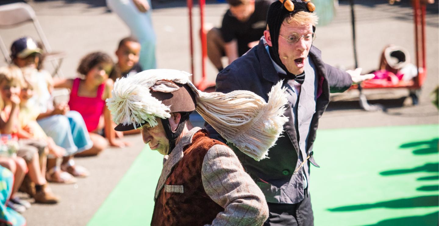 twee acteurs in het Vondelpark Openluchttheater