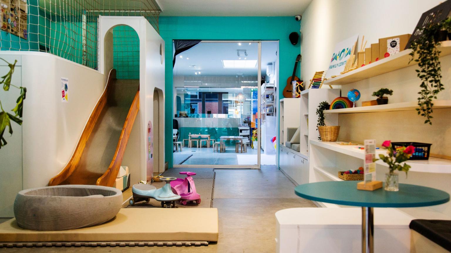 Speelruimte bij WOW Family Center met zachte klimblokken, ride-on speelgoed en een kindvriendelijke creatieve opstelling.