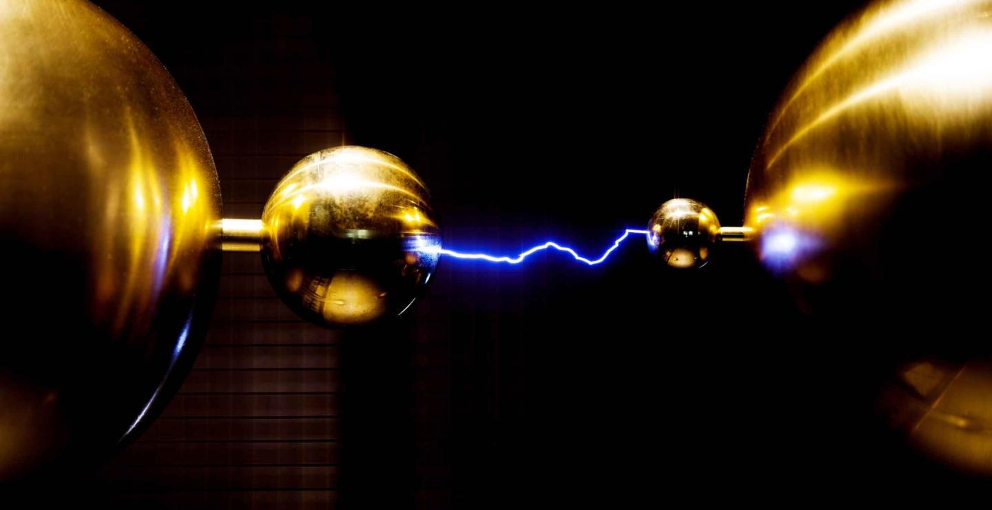 Blauwe vonk tussen metalen bollen