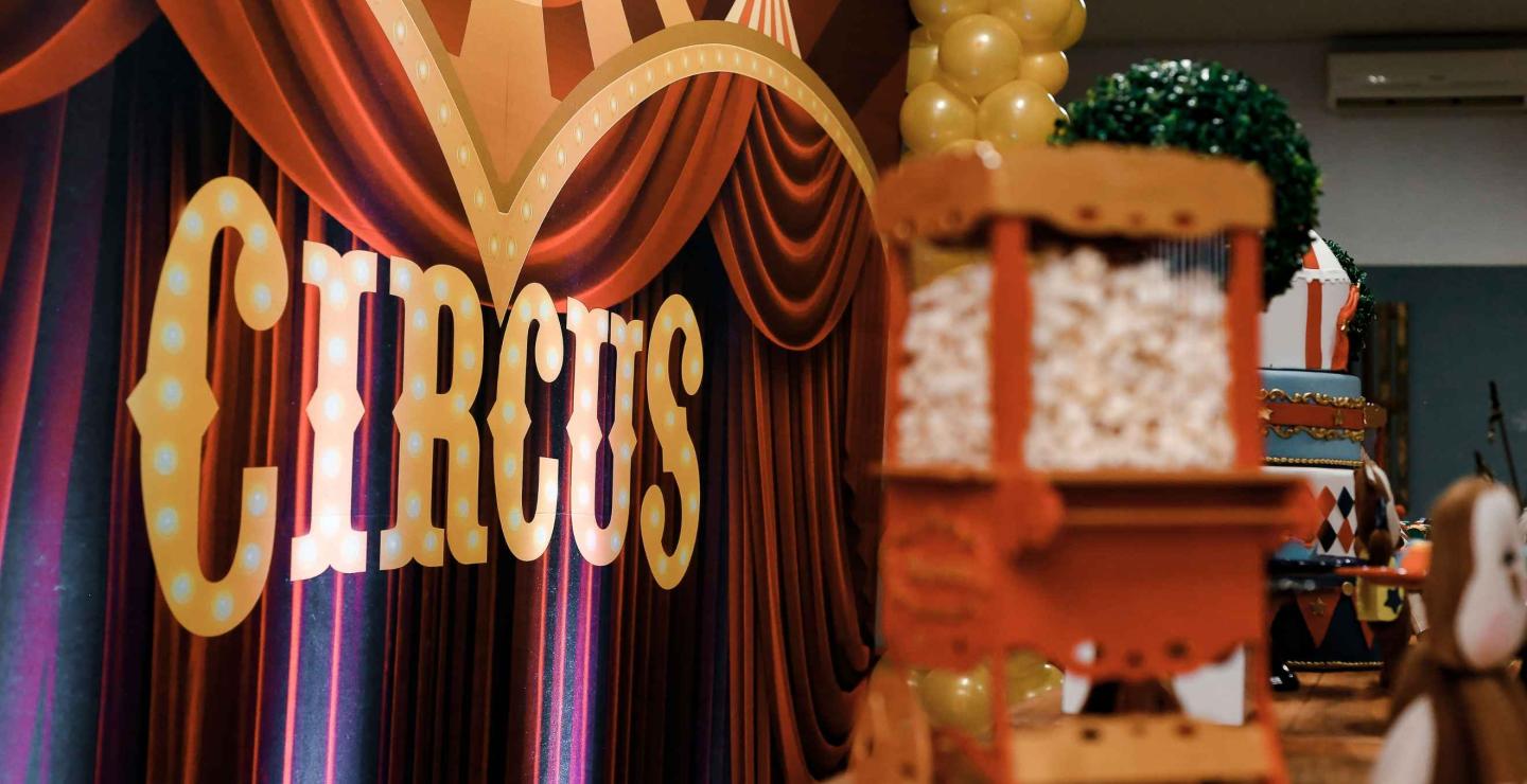 Decor op het podium van een circustent met in grote letters circus