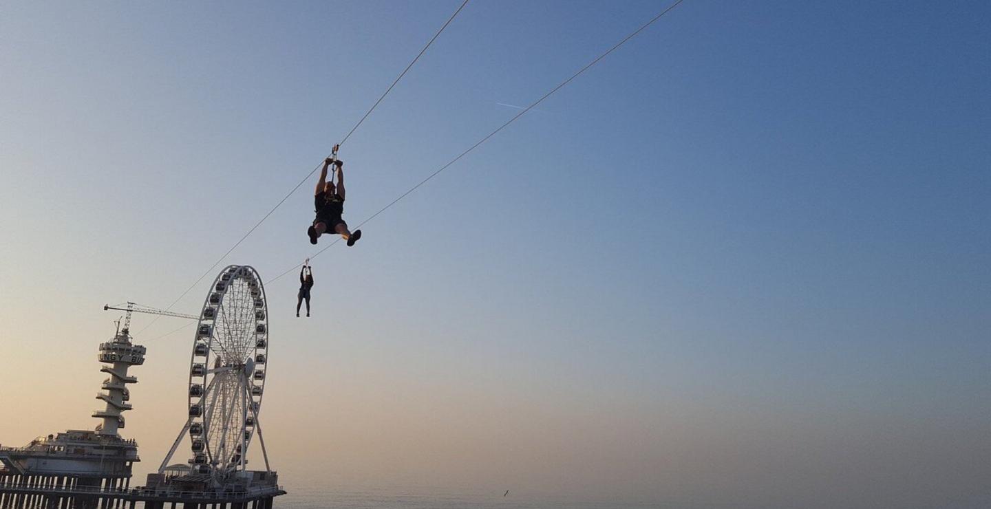Vader met zoon aan de Zip lijn in Scheveningen
