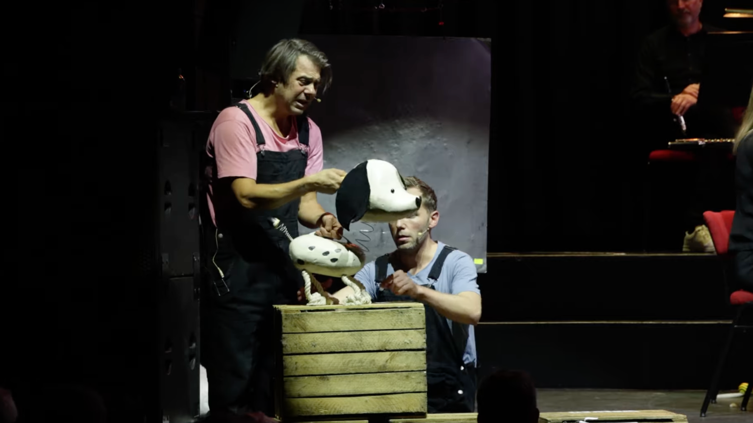 Twee spelers die de Muk-pop bedienen op het podium tijdens de voorstelling Muk en het Orkest.