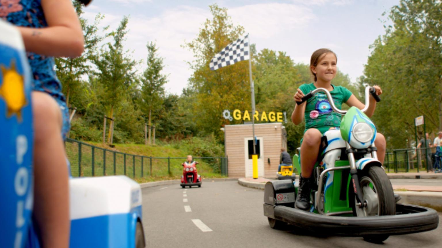 Kind op elektrische motor in het Amstelpark