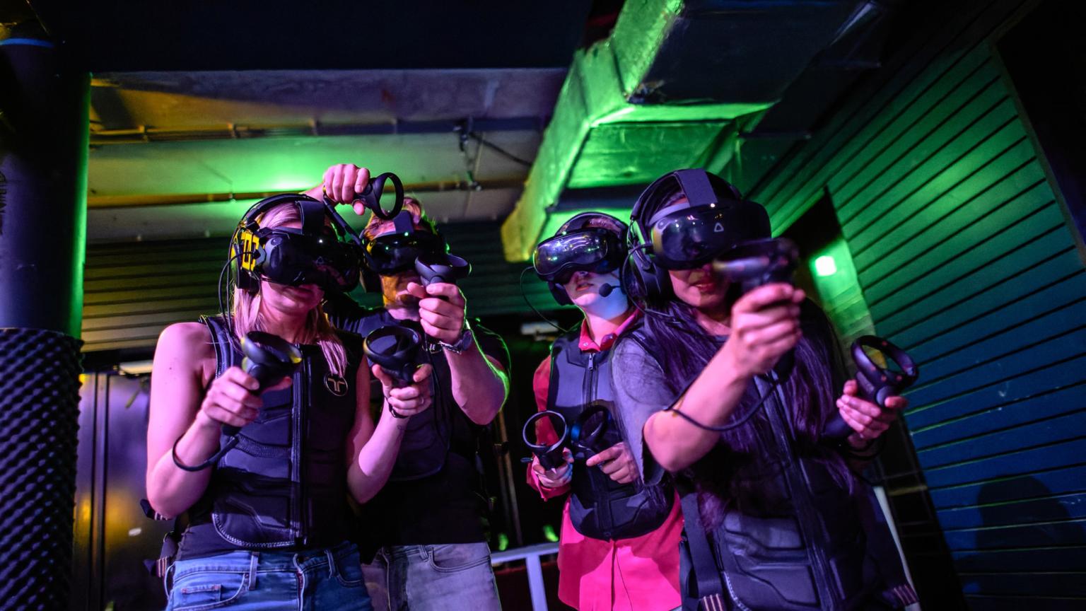 Familie die samen VR-games spelen met headsets en controllers