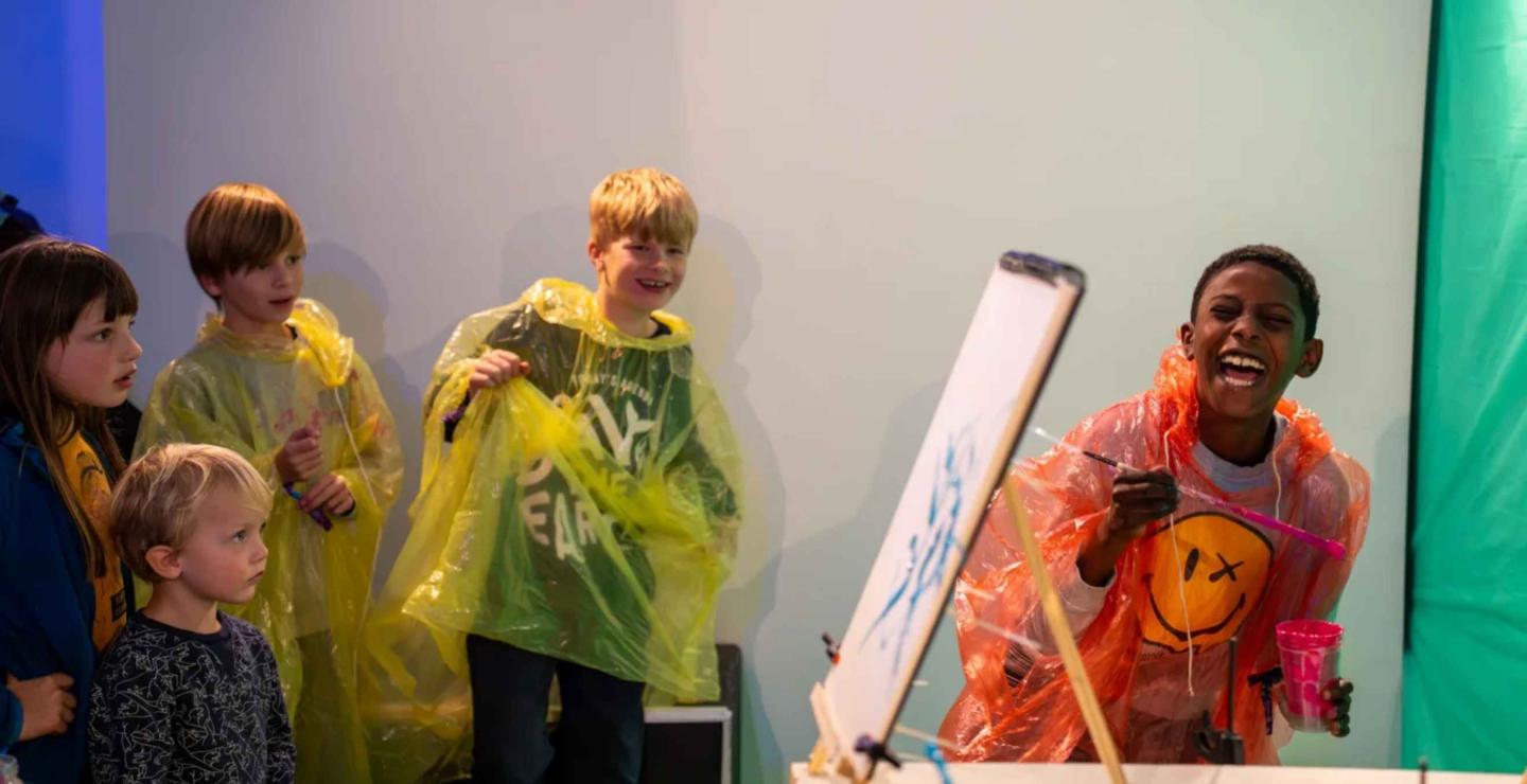 Kinderen schilderen samen tijdens Art Battle Droommonster