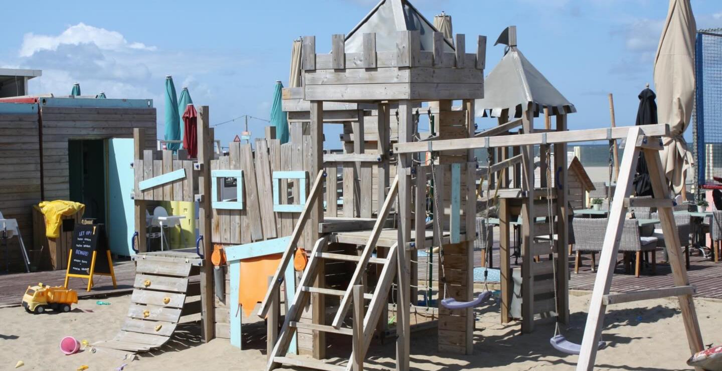 Houten speeltoestel bij de speeltuin Zandkasteel Scheveningen strand