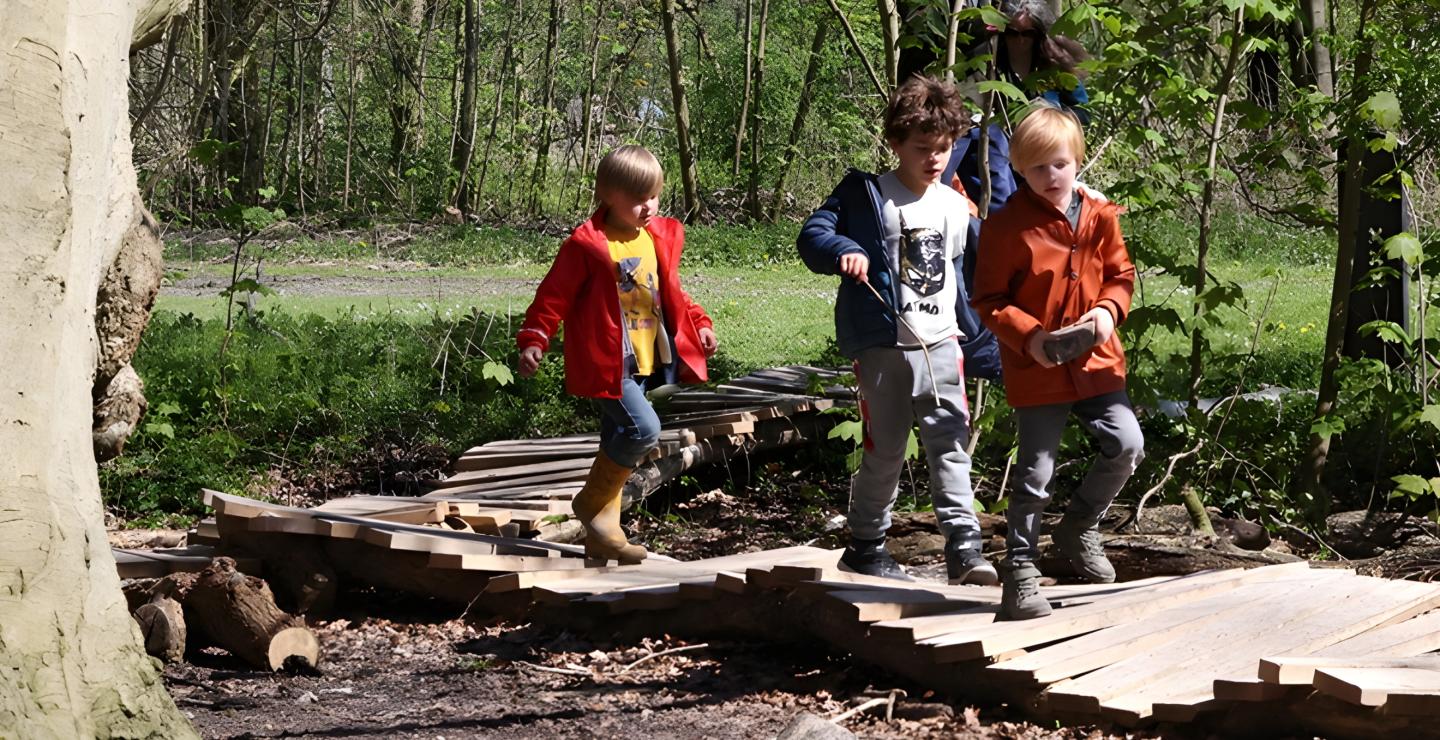 Kinderen lopen over het beleefpad in Amsterdam