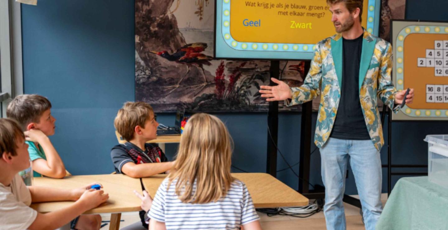 Quizmaster stelt kinderen een vraag tijdens Kwis dit niet!