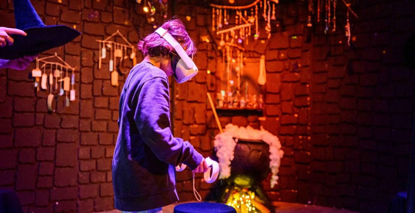 Kind beleeft een virtueel avontuur in het Cinekid MediaLab