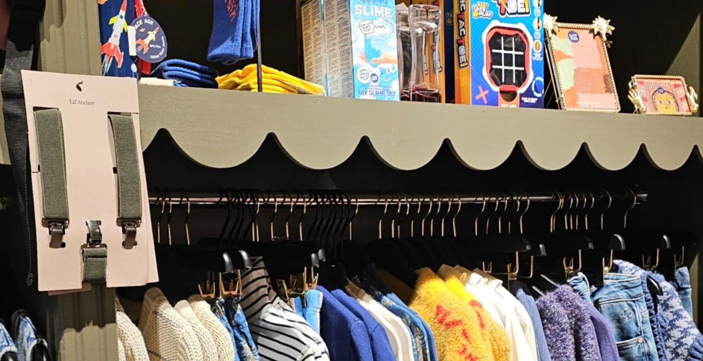 Clothing rack with various gift items on the shelf at the children's clothing store Lienelou in Haarlem