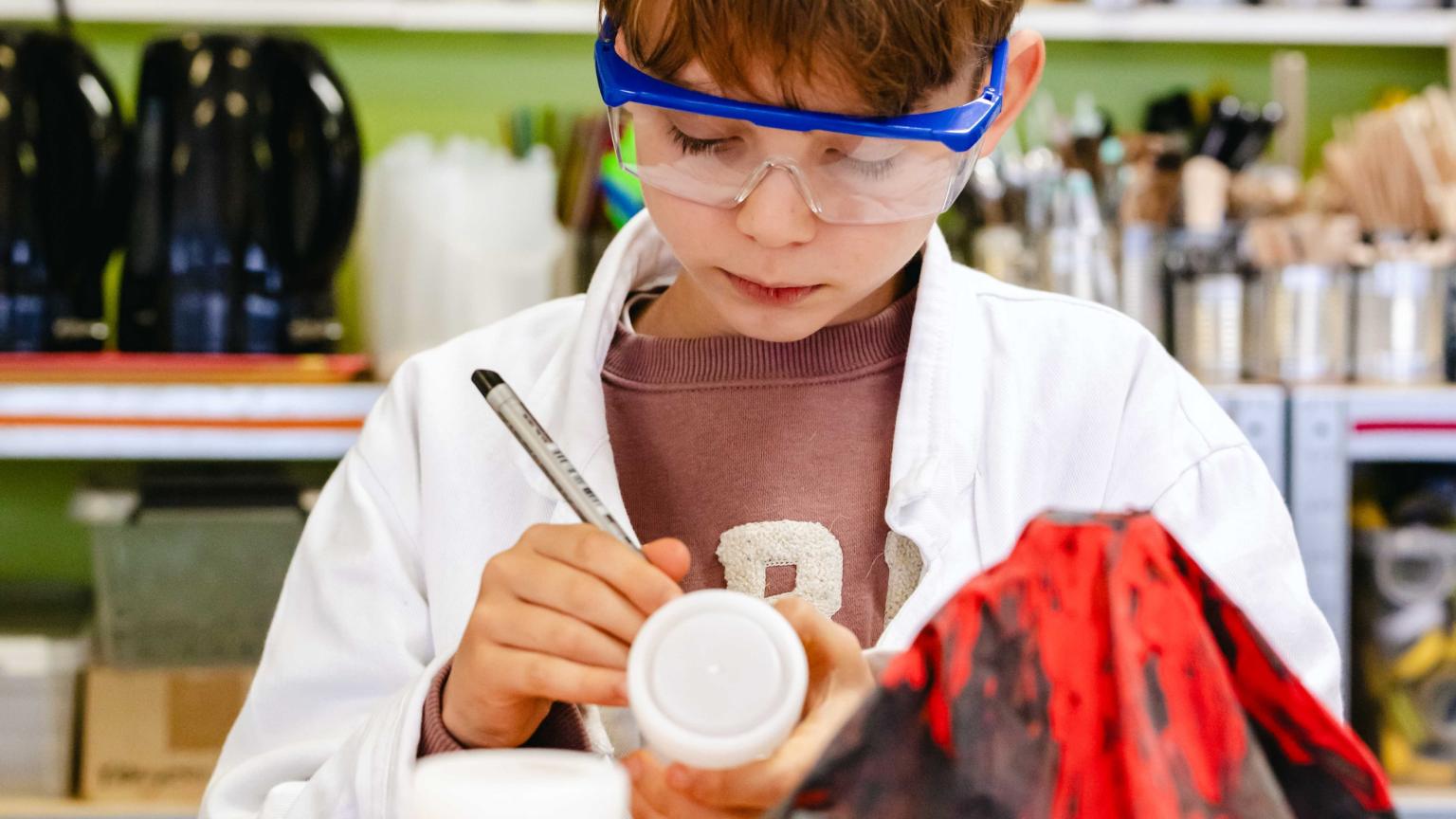 Kind maakt een mini-vulkaan tijdens een science kinderfeest