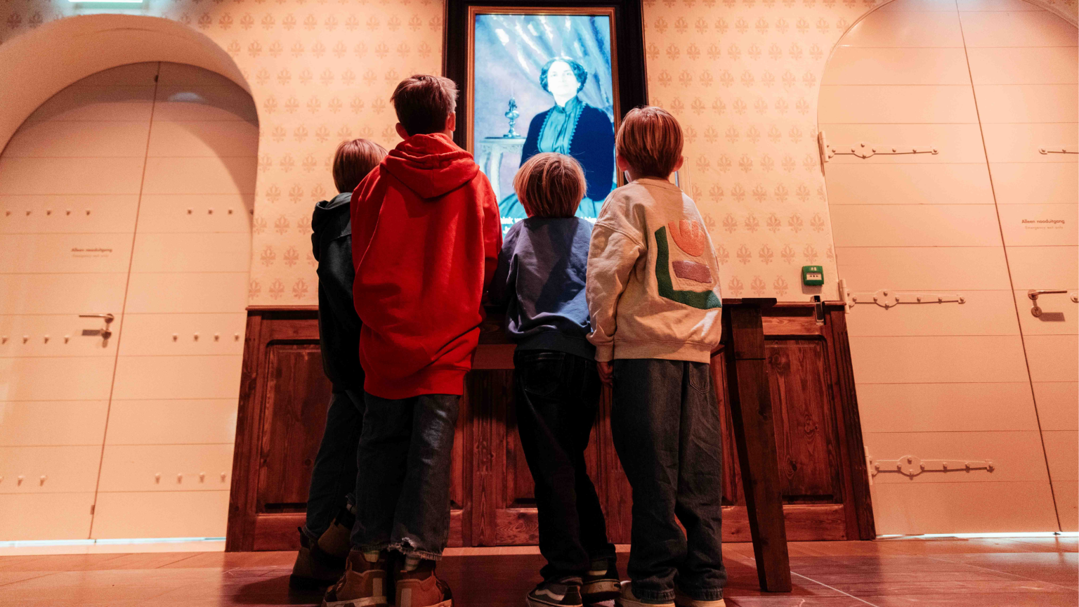 Kinderen die door een interactieve ruimte in Het verhaal van de Walvis loopt