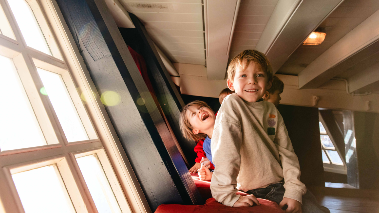 Kinderen ontdekken interactieve elementen in het ruim van het VOC-schip Amsterdam.