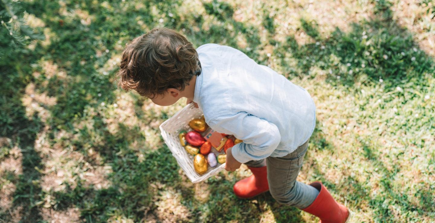 Kind zoekt paaseieren