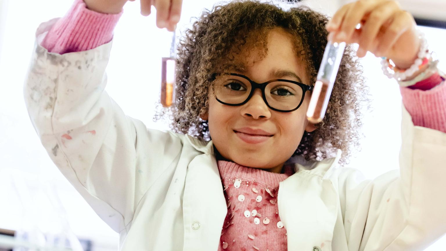 Kind experimenteert met reageerbuisjes tijdens een kindvriendelijke wetenschap activiteit