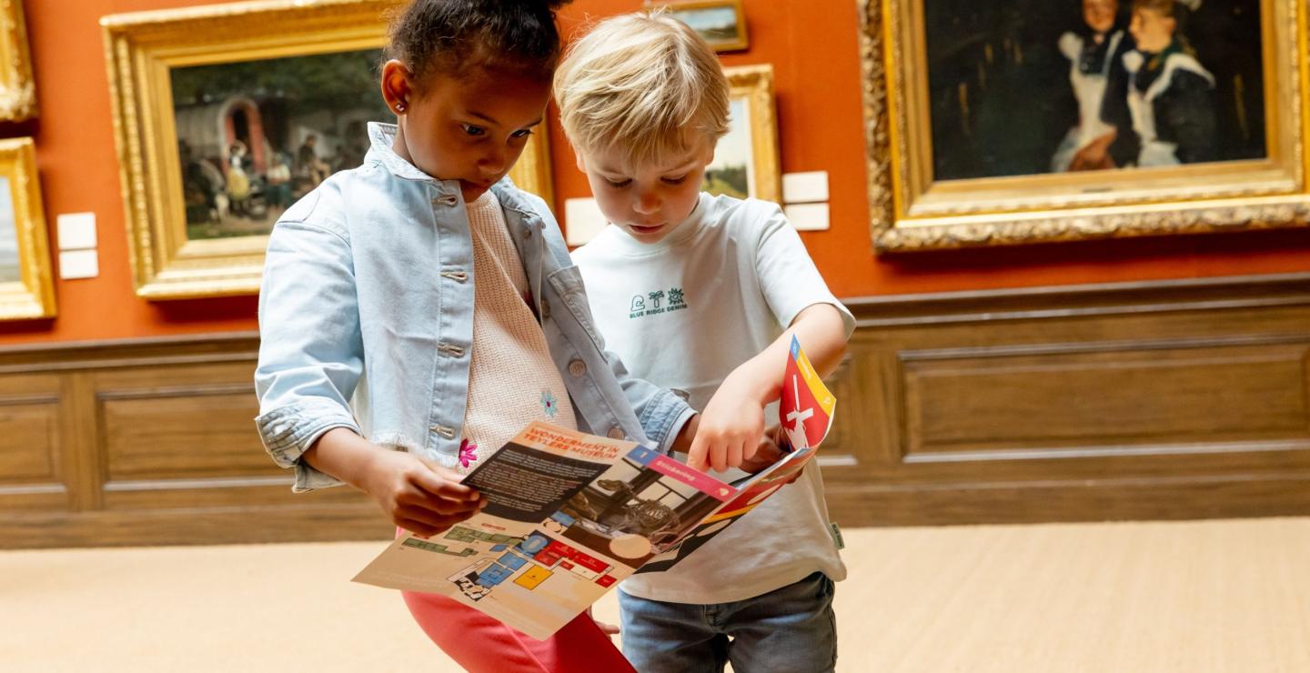Children look at the map while completing assignments at Teylers Museum