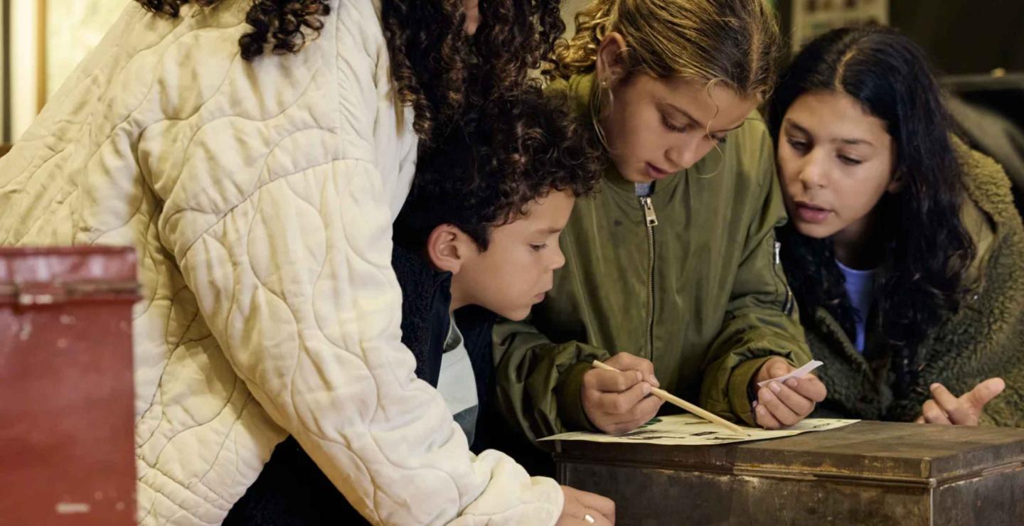 Kinderen lossen samen een opdracht op tijdens Operatie Dodo